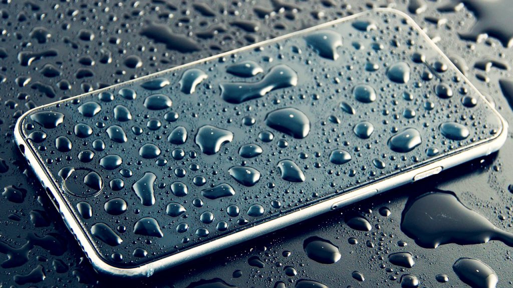 ¿Qué hacer cuando se moja el Celular? – Reparaciones Moviles